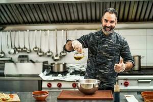 une chef est en train de préparer une repas dans le Restaurants cuisine. photo