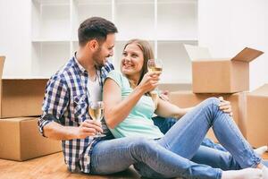 une couple qui déplacé dans une Nouveau maison photo