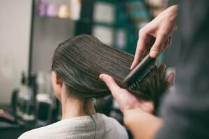 une femme à une cheveux salon photo