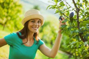 une Jeune femme jardinage photo