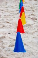icônes colorées utilisées pour pratiquer des exercices fonctionnels sur la plage