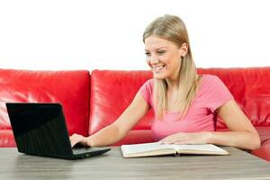 une femme en train de lire photo