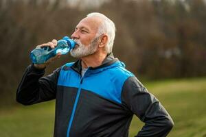 une Sénior homme Faire physique des exercices photo