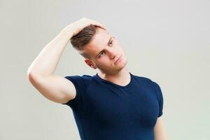 portrait de une homme dans bleu T-shirt photo