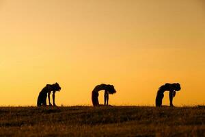 femmes Faire physique des exercices photo