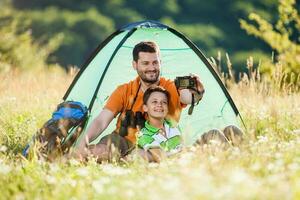 père et fils camping photo