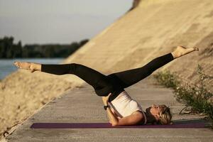 une femme Faire physique des exercices photo