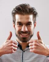 une homme dans une gris chemise photo