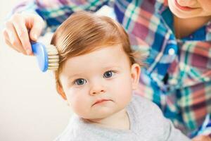 une mère prise se soucier de sa enfant photo