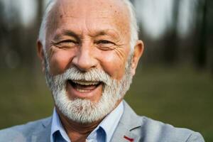 portrait de une Sénior homme d'affaire photo