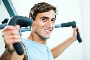 une homme Faire physique des exercices photo