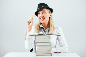 portrait de une femme avec livres photo