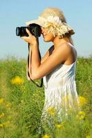 une femme dépenses temps en plein air photo