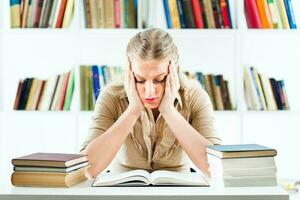 une femme à le bibliothèque photo