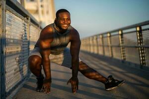 un africain américain homme Faire physique des exercices photo