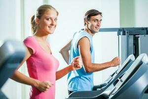 une couple Faire physique des exercices photo