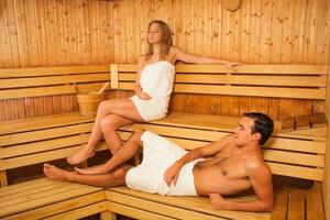 une couple dans une sauna photo