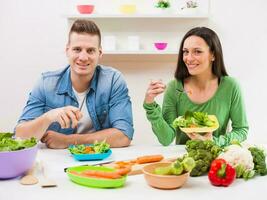 une couple ayant amusement fabrication une salade photo