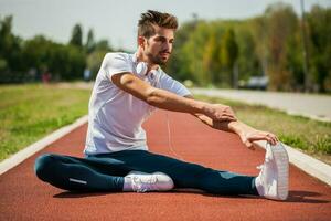 une homme sur une fonctionnement Piste photo