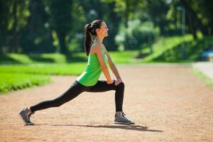 une femme Faire physique des exercices photo