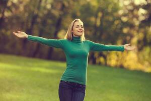 une content femme dans le parc photo