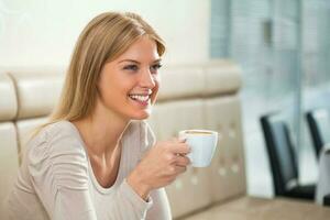 une femme en buvant café photo