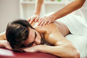 une homme avoir une retour massage photo