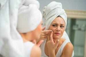 une femme qui prend se soucier de sa peau photo