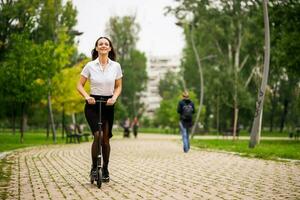 une femme d'affaires sur une scooter photo