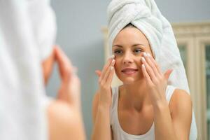 une femme qui prend se soucier de sa peau photo