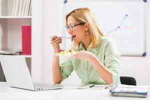 une femme d'affaires dans sa Bureau photo