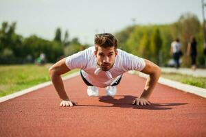 une homme sur une fonctionnement Piste photo