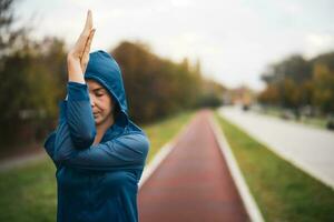 une Jeune femme Faire physique des exercices photo