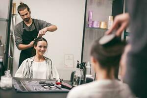 une femme à une cheveux salon photo