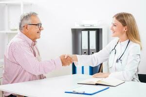 une patient dans une médecins Bureau photo