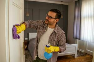 le homme est nettoyage leur appartement photo