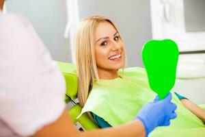 une femme à le dentiste photo