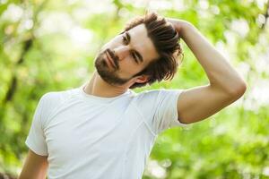 une homme Faire physique des exercices photo