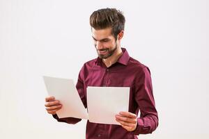 une homme dans une violet chemise en portant papiers photo