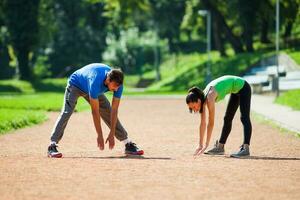 Jeune couple exercice en plein air photo