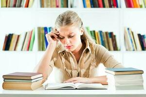 une femme à le bibliothèque photo