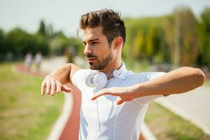 une homme sur une fonctionnement Piste photo