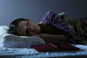 une Jeune femme repos dans le lit photo