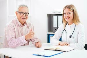 une patient dans une médecins Bureau photo