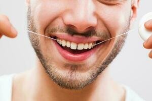 une homme qui prend se soucier de le sien les dents photo