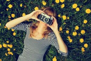 une femme avec une caméra photo