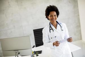 médecin détenant des documents et souriant photo