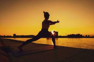 une femme Faire physique des exercices photo