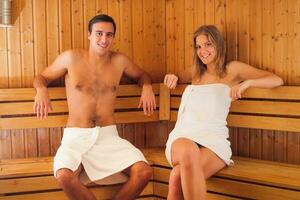 une couple dans une sauna photo