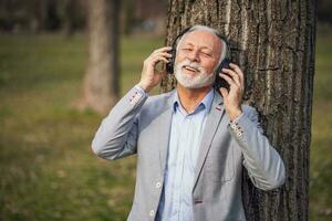 une Sénior homme écoute à la musique photo